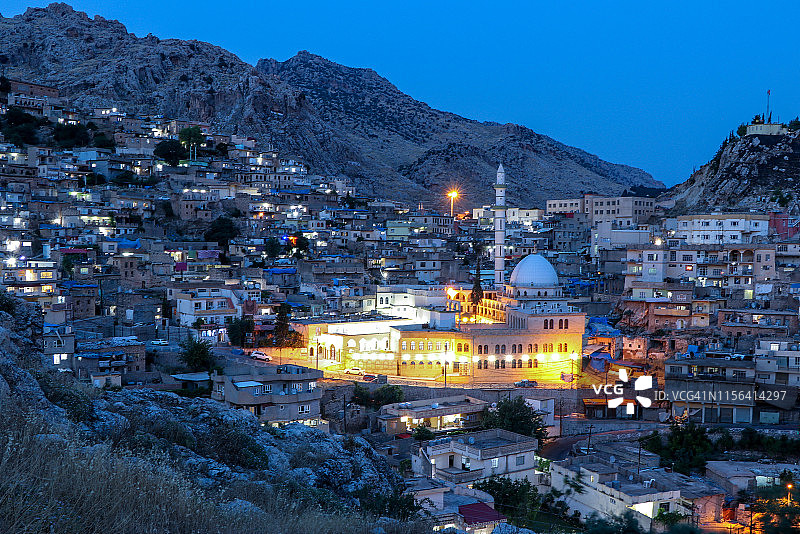 伊拉克库尔德斯坦阿克里古镇的傍晚景色图片素材