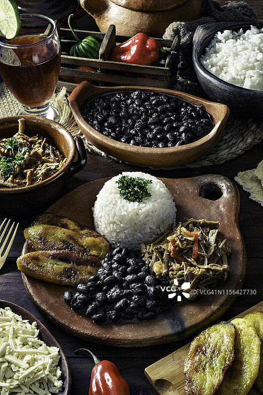 委内瑞拉传统食物：克里奥尔帕贝隆配玉米饼图片素材