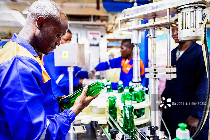 非洲工厂的生产线工人检查产品质量图片素材