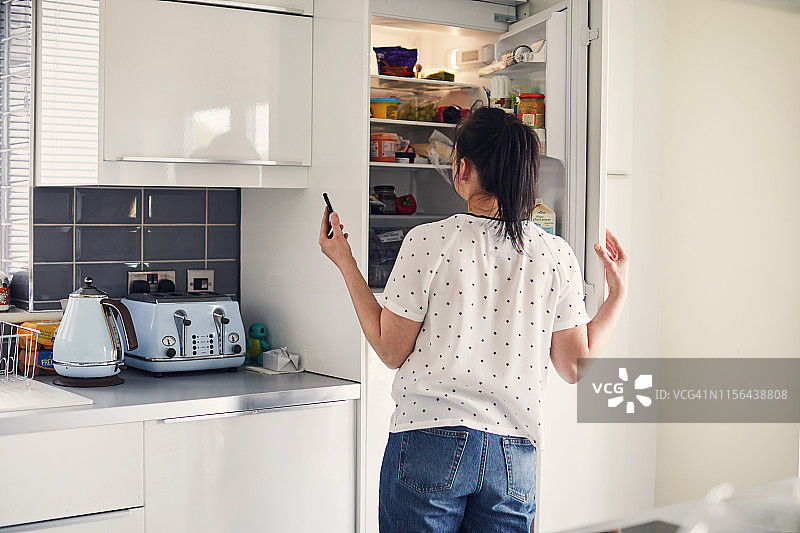 女人用的智能手机图片素材