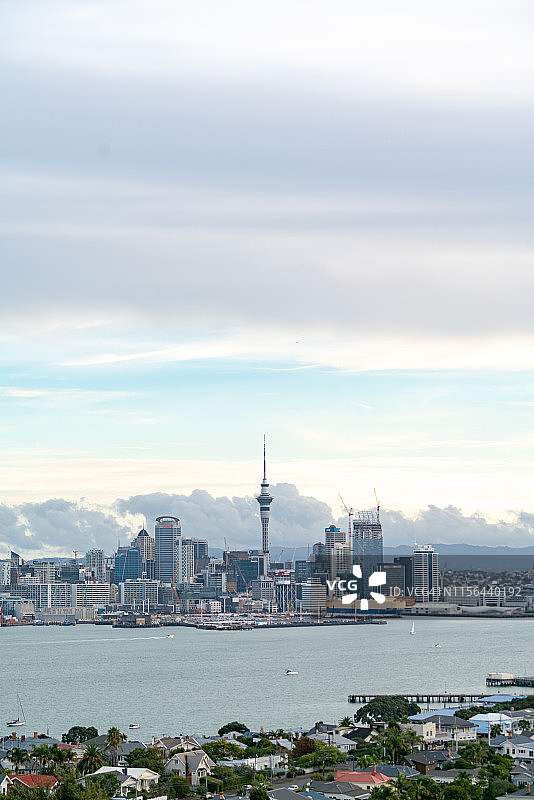 新西兰奥克兰城市天际线与天空塔壮丽日落图片素材