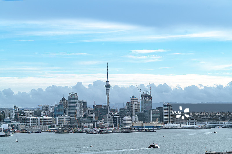 新西兰奥克兰城市天际线与天空塔壮丽日落图片素材