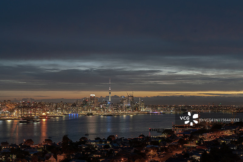 新西兰奥克兰城市天际线与天空塔壮丽日落图片素材