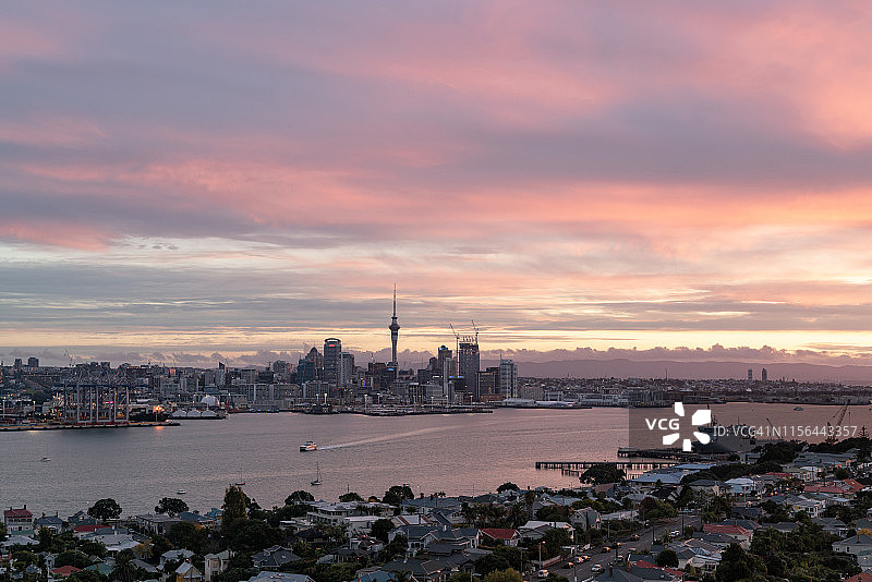 新西兰奥克兰城市天际线与天空塔壮丽日落图片素材