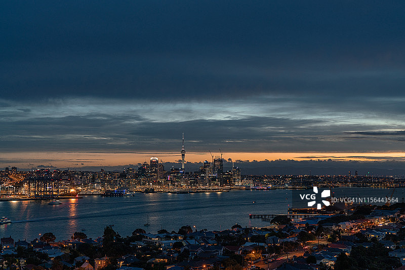 新西兰奥克兰城市天际线与天空塔壮丽日落图片素材