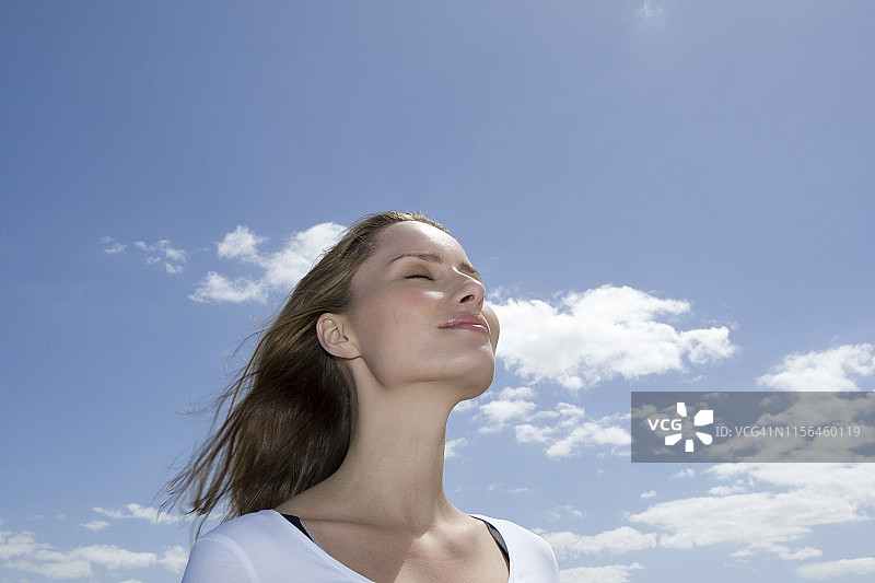 闭着眼睛的年轻女人图片素材