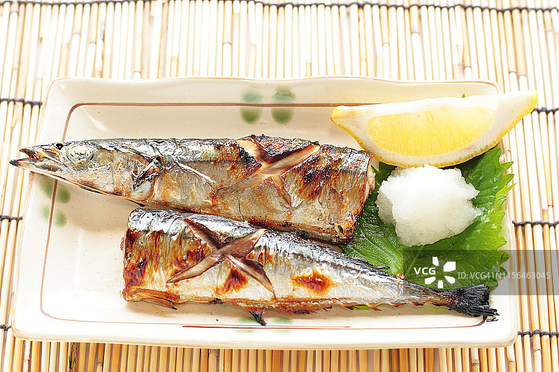 日式料理：烤秋刀鱼图片素材