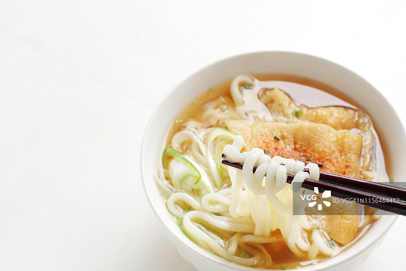 狐狸乌冬面，日式面条料理图片素材