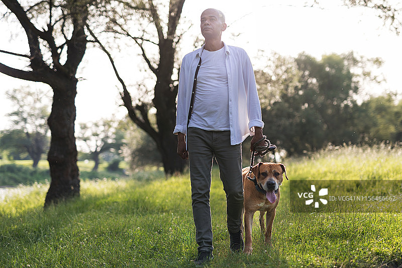 男人和最好的朋友在河边散步图片素材