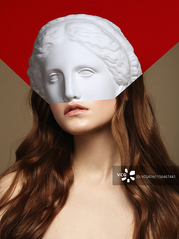 女子与石膏头像拼贴图片素材