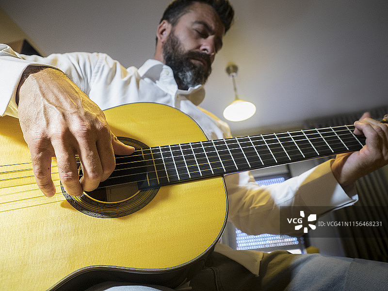 男人弹奏弗拉门戈吉他图片素材