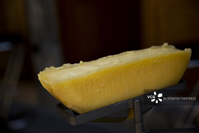 传统拉克莱特奶酪融化图片素材