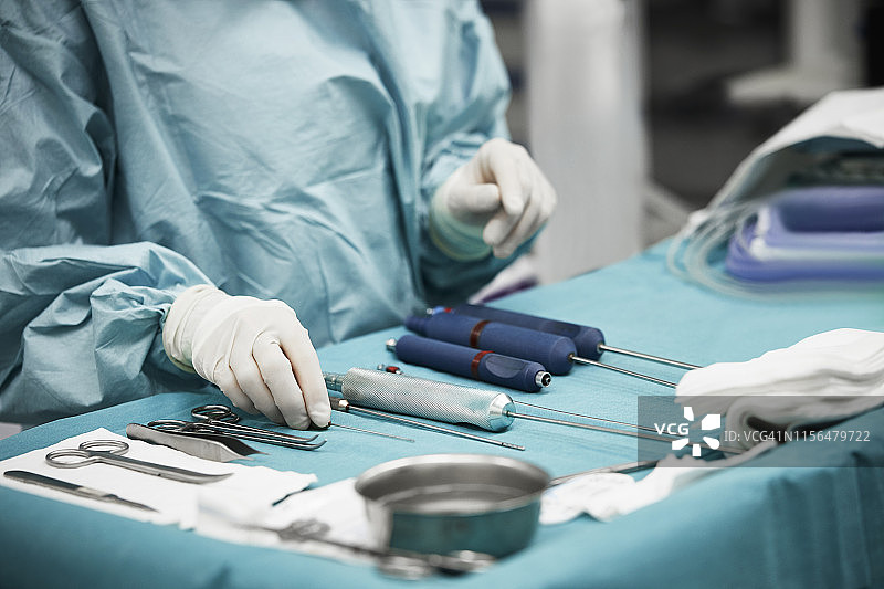 女医生整理外科设备图片素材