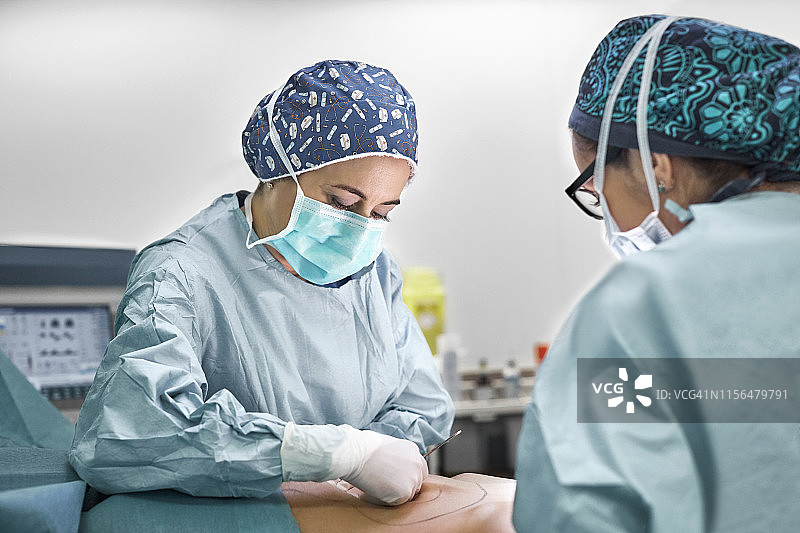 医生为患者进行抽脂手术图片素材
