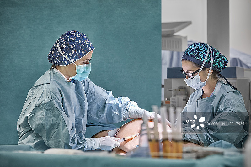 医护人员为病人进行手术图片素材