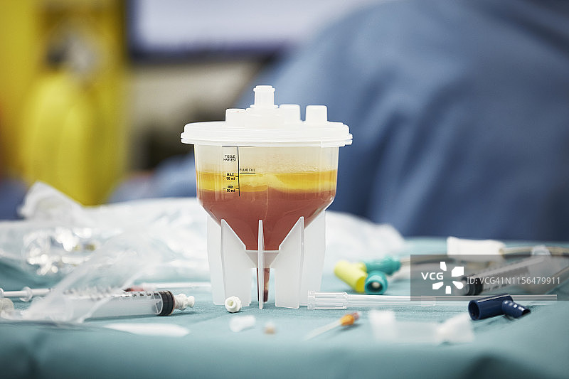 桌子上塑料容器中的脂肪特写图片素材