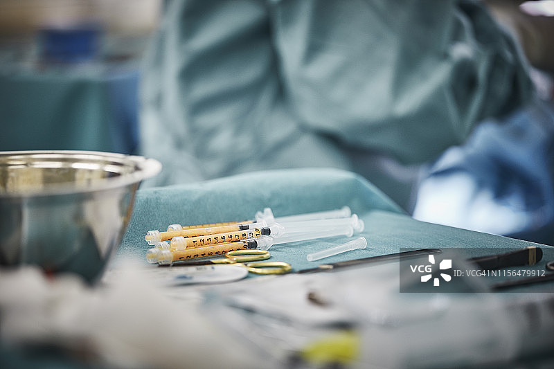 医院桌上的脂肪注射器特写图片素材