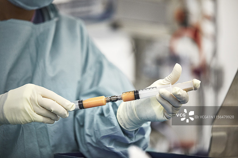 女医生准备脂肪注射器图片素材