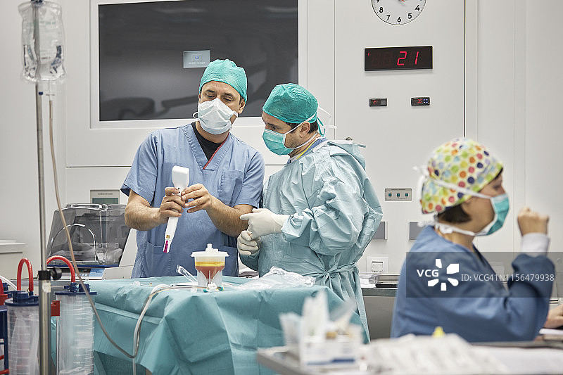 正在讨论医疗设备的男外科医生图片素材