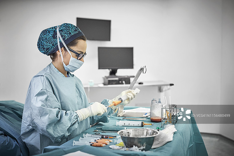 女整形外科医生在ICU病房手持脂肪注射器图片素材