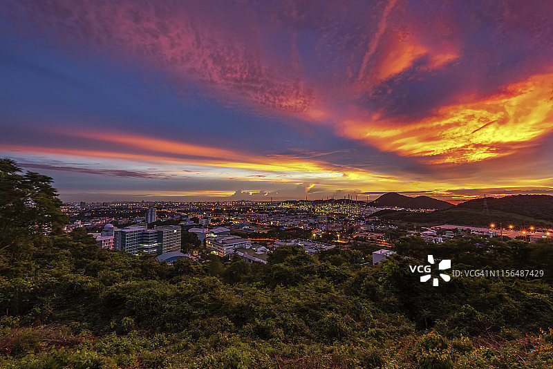 炼油厂上空的壮丽天空图片素材
