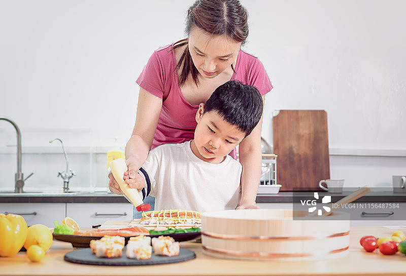 学习制作寿司手卷的男孩图片素材