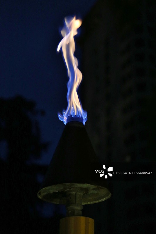 黑暗天空中点亮的提基火把图片素材