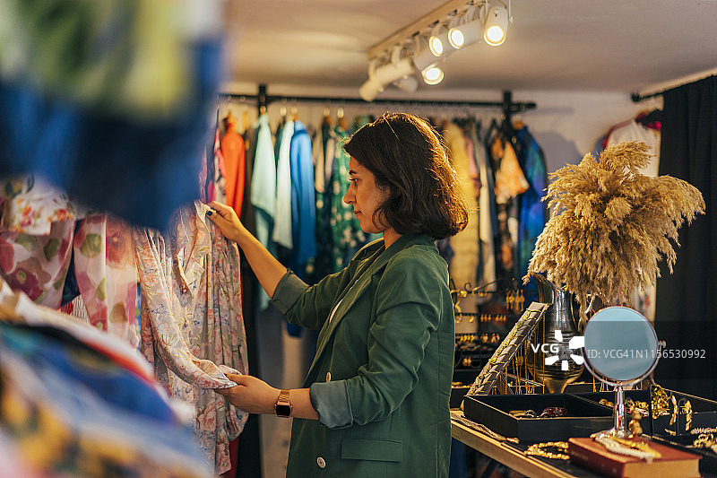 女人在二手市场购物图片素材