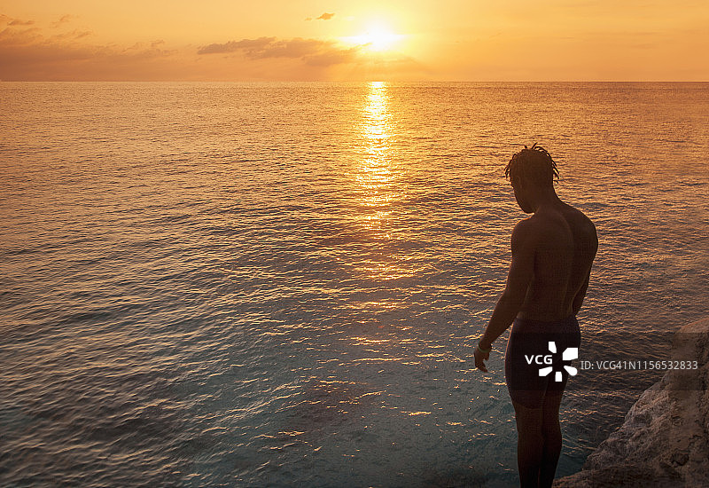 准备在日落时潜水的男人图片素材