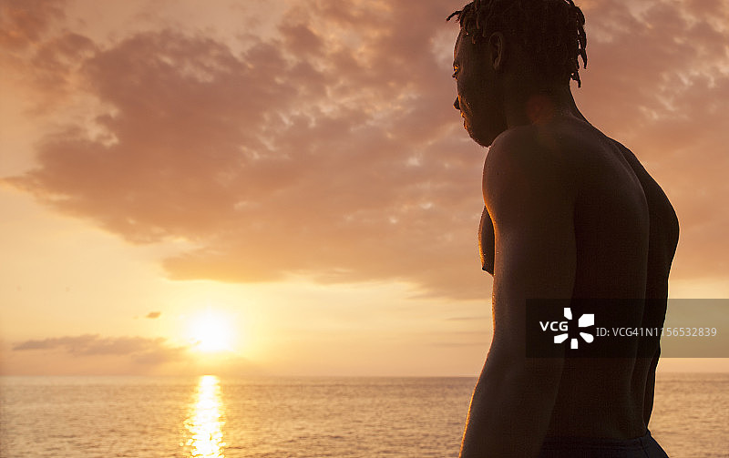 准备在日落时潜水的男人图片素材