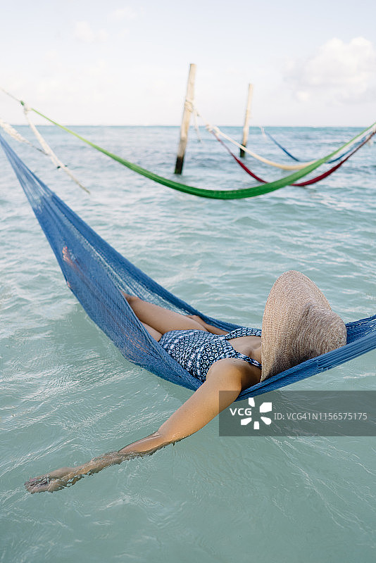 在沙滩吊床上放松的女人图片素材