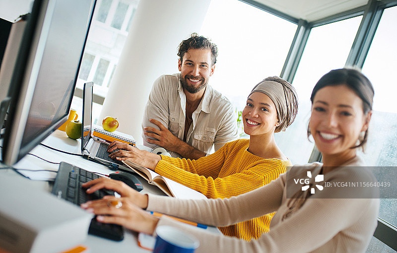 App开发人员协同工作图片素材