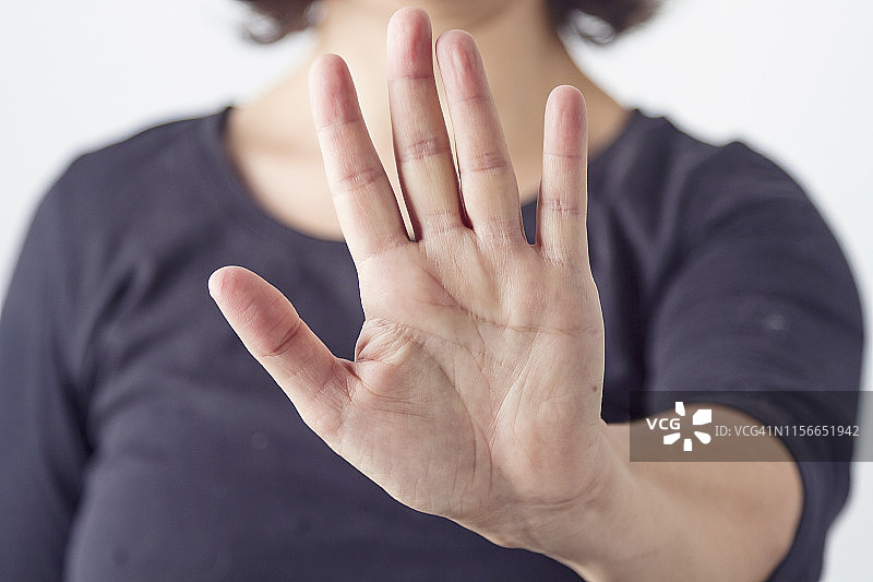 自卫的女人图片素材