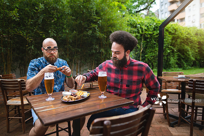 年轻人品尝午餐图片素材