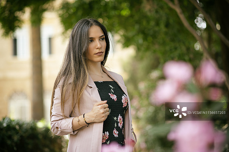 在户外看向远方的美丽年轻女人图片素材