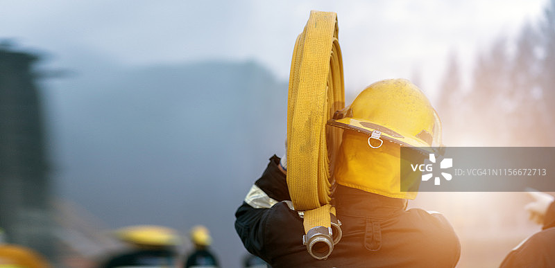 消防员喷水灭火训练：工业工厂火灾救援、教育、急救和团队合作图片素材