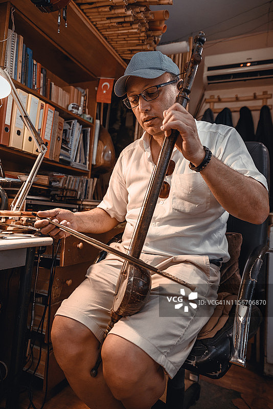 演奏雷巴甫琴的土耳其音乐家图片素材