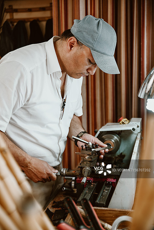 男人在工作室制造内伊笛图片素材