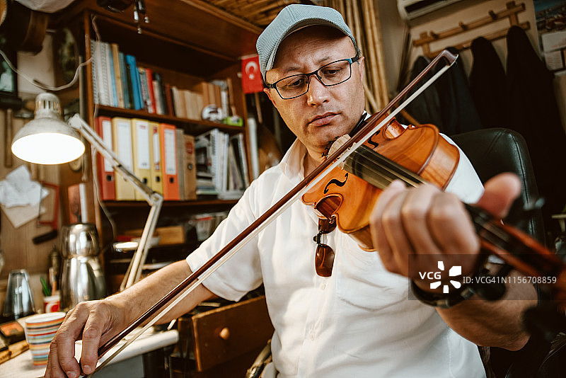 测试小提琴的小提琴制作者画像图片素材