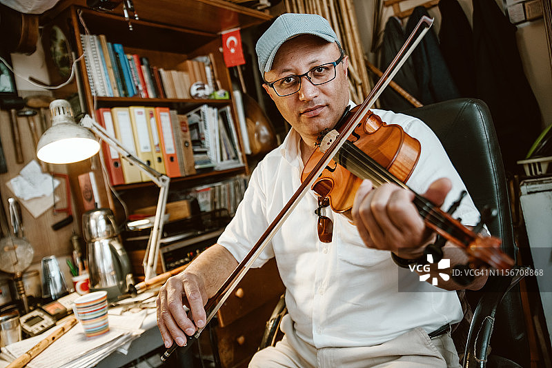 测试小提琴的小提琴制作者画像图片素材