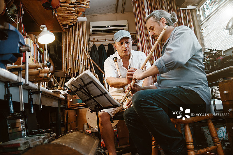 男子在唢呐工坊学习唢呐课程图片素材