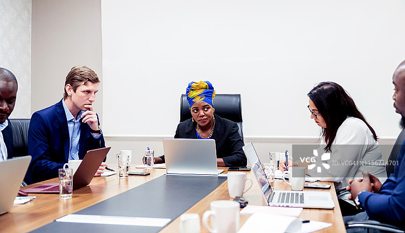 主持董事会的非洲女商人图片素材
