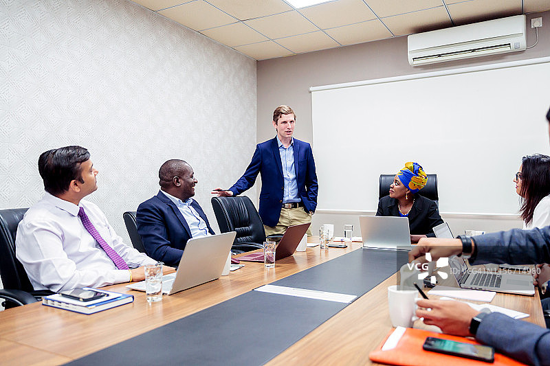 主持董事会的非洲女商人图片素材