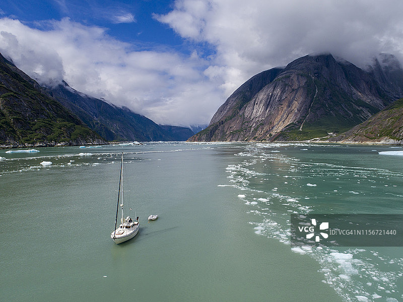 阿拉斯加州恩迪科特峡湾的帆船和冰川图片素材