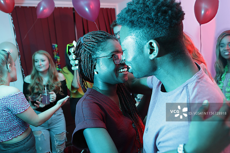 情侣在家庭派对上拥抱图片素材