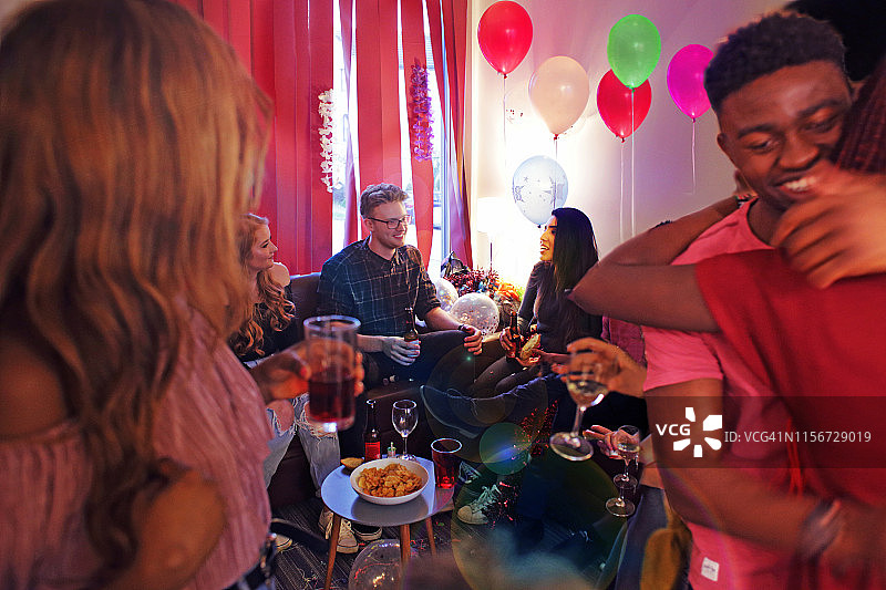 朋友们在家庭派对上社交图片素材