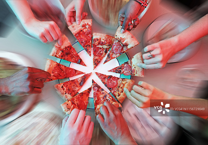 多人伸手拿披萨图片素材
