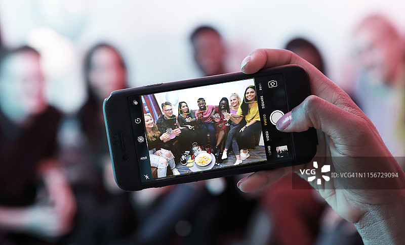 在家庭派对上拍摄年轻人照片图片素材