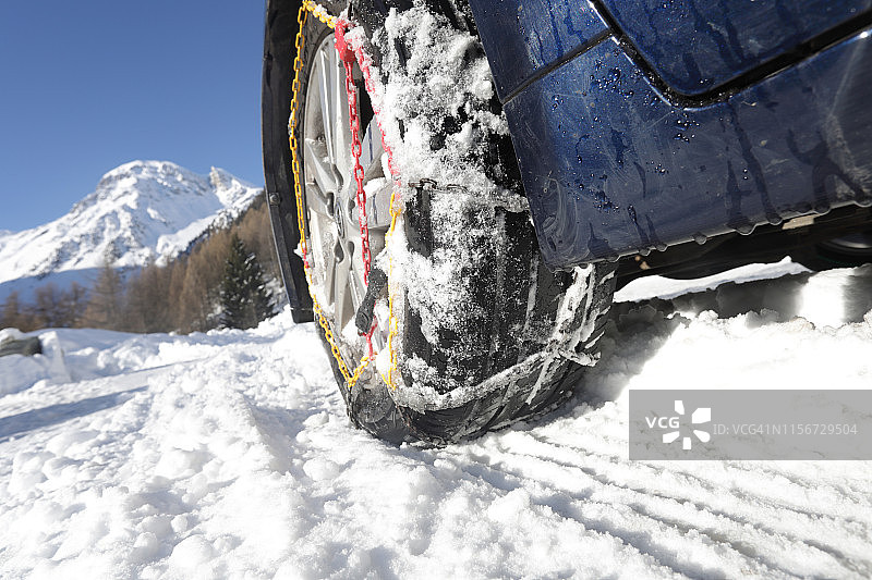 汽车轮胎上的防滑链图片素材