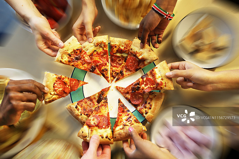 多人伸手拿披萨图片素材